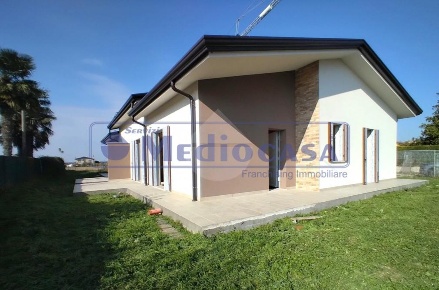 Foto Villa bifamiliare in Via dei Mille, Rovigo di 130 m² con 5 locali