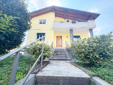 Foto Villa bifamiliare in Via P. Amalteo 28, Pordenone di 160 m² in vendita