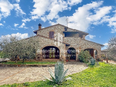 Foto Casale in Vocabolo Mandoleto, Città della Pieve di 330 m² con 8 locali