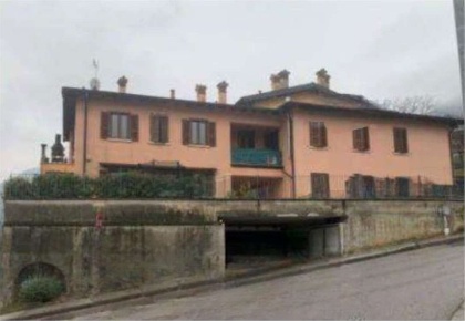 Foto Appartamento in Via San Rocco, Caino di 78 m² con 6 locali all'asta