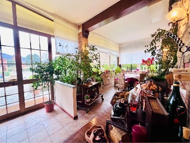 Foto Attività commerciale in Europa  46, Leggiuno Centro di 200 m²