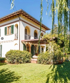Foto Villa unifamiliare in Via A. Soffici, Forte dei Marmi Vittoria Apuana