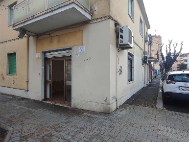Foto Negozio in Via Trieste, Ladispoli di 60 m² con 2 locali in affitto