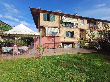 Foto Villa unifamiliare a Sermoneta di 265 m² con 9 locali in vendita