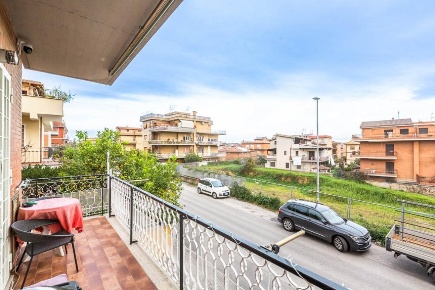 Foto Appartamento in VIA ROVATO, Roma di 130 m² con 5 locali in vendita