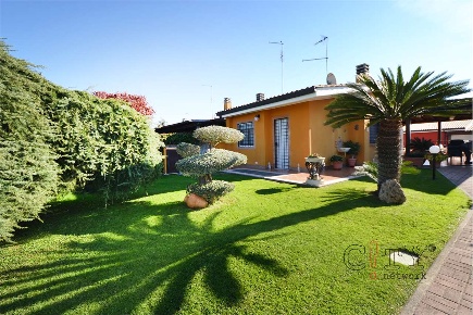 Foto Villa bifamiliare in Via Didone, Pomezia Colli di Enea - Sedici Pini