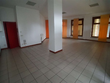 Foto Negozio in Via Ronco Grande 3, Mariano Comense Centro di 61 m²