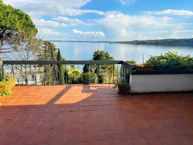Foto Villa unifamiliare a Padenghe sul Garda di 200 m² con 5 locali