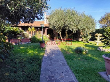 Foto Villa unifamiliare a Anguillara Sabazia di 300 m² con 10 locali