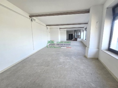 Foto Locale commerciale a Gela di 255 m² in vendita