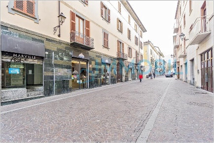 Foto Negozio in Via Cavour, Lecco Centro di 60 m² con 2 locali in affitto