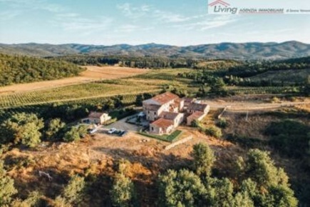 Foto Rustico a Bucine di 229 m² con 8 locali in vendita
