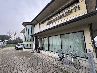 Foto Locale commerciale a Ravenna di 900 m² con 4 locali in vendita