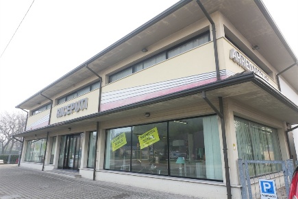 Foto Locale commerciale a Ravenna di 900 m² con 4 locali in vendita