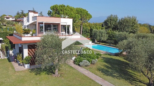 Foto Villa unifamiliare in Via San Sivino, Moniga del Garda di 300 m²
