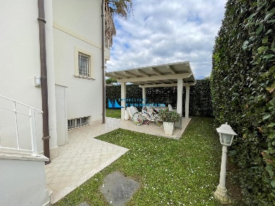Foto Villa a schiera a Montignoso Cinquale di 150 m² con 5 locali