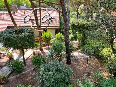 Foto Villa unifamiliare a Livorno Quercianella di 235 m² con 9 locali