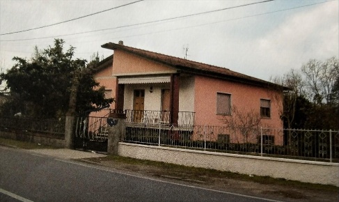 Foto Casa indipendente a Massa Ronchi - Poveromo di 230 m² con 7 locali