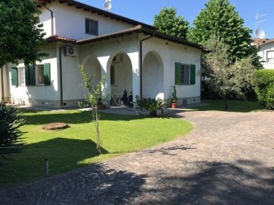 Foto Villa unifamiliare a Forte dei Marmi Caranna di 200 m² con 8 locali