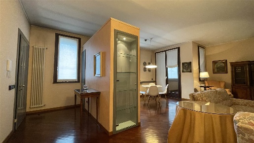 Foto Appartamento a Carnate di 187 m² con 5 locali in vendita