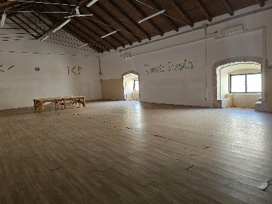 Foto Locale commerciale a Toritto Centro di 300 m² con 2 locali in vendita