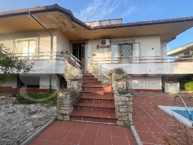 Foto Villa bifamiliare in Vittorio Veneto, Pignataro Maggiore di 250 m²