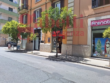 Foto Magazzino in Via Cosenza Via Montesanto 91, Cosenza Centro di 65 m²