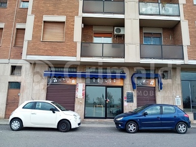 Foto Negozio in Via Amedeo d'Aosta 25, Mediglia Vigliano Bettolino di 55 m²