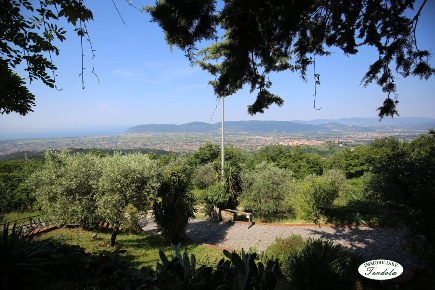 Foto Casa indipendente a Castelnuovo Magra di 500 m² con 7 locali