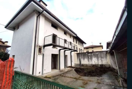 Foto Case indipendenti in Via I Maggio, Martignacco di 192 m² con 6 locali