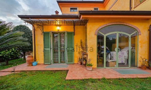 Foto Villa a schiera a Castelnuovo Magra di 190 m² con 5 locali in vendita