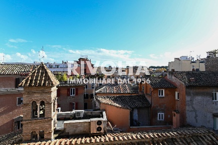 Foto Appartamento in Piazza In Piscinula, Roma Trastevere di 170 m²