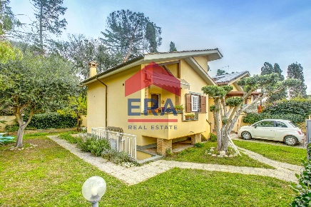 Foto Villa unifamiliare in Via Boezi, Roma Infernetto di 146 m² in vendita