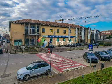 Foto Attività commerciale in via adua, Meda di 3440 m² con 10 locali