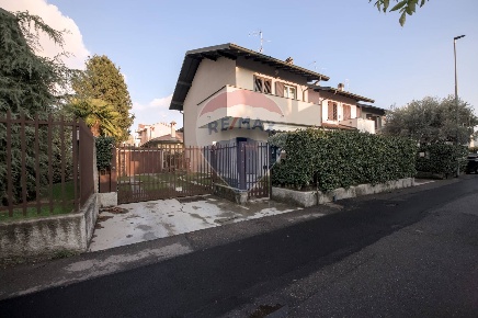 Foto Villa a schiera in via Sempione, Canegrate di 143 m² con 4 locali