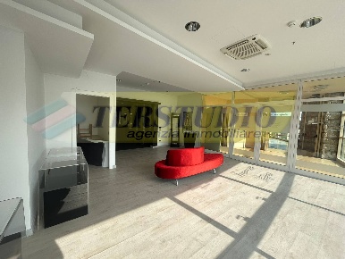 Foto Negozio in Via Papa Giovanni XXIII, Capriate San Gervasio di 135 m²