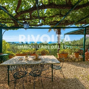 Foto Villa unifamiliare in via Flacca, Sperlonga di 140 m² con 6 locali