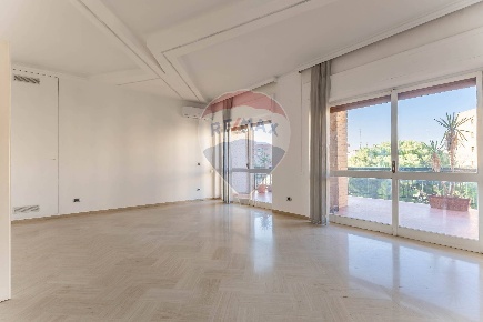Foto Appartamento in Via Cardinale Mimmi, Bari Poggiofranco di 180 m²