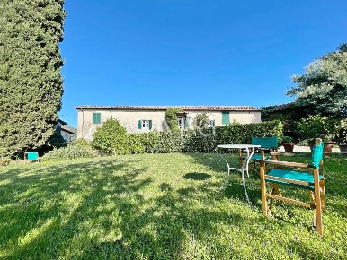 Foto Casale a Lucca Massa Pisana - Vicopelago di 320 m² con 10 locali