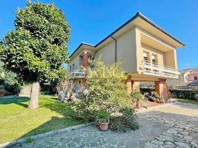 Foto Villa unifamiliare a Lucca Santa Maria del Giudice di 250 m²