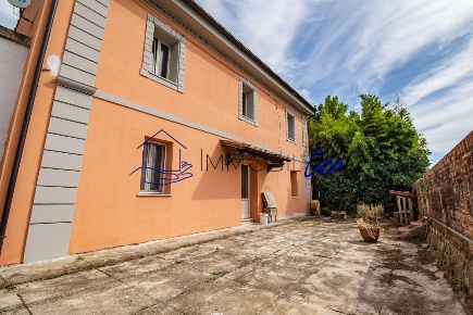 Foto Casa indipendente a San Giuliano Terme Ghezzano di 190 m² con 7 locali