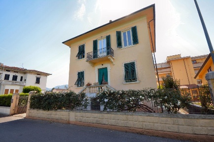 Foto Villa unifamiliare a Lucca Sant'Anna di 300 m² con 6 locali in vendita