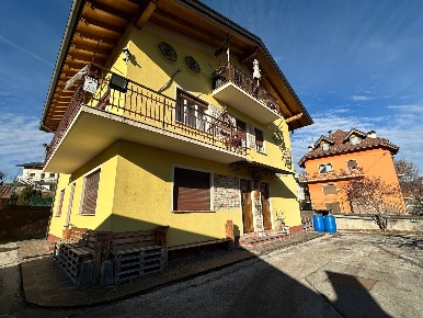 Foto Appartamento in via Ebene, Asiago Centro di 100 m² con 4 locali
