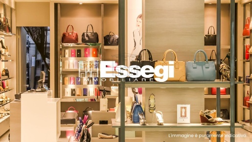 Foto Locale commerciale in Via Fillungo, Lucca di 90 m² con 1 locali