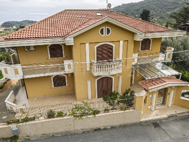Foto Villa unifamiliare a Savoca Rina di 448 m² con 17 locali in vendita