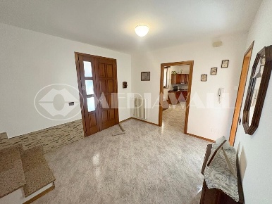 Foto Villa bifamiliare a Maniago di 225 m² con 8 locali in vendita