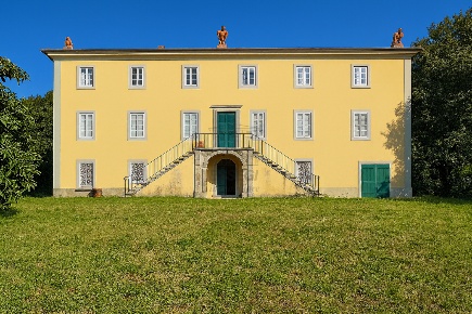 Foto Villa unifamiliare a Lucca di 820 m² con 23 locali in vendita