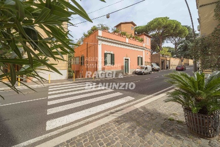 Foto Villa unifamiliare a Frascati di 360 m² con 9 locali in vendita