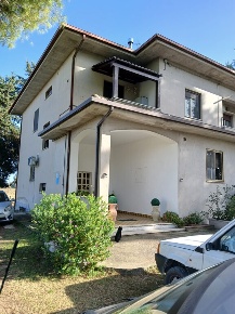 Foto Casa indipendente a Montecosaro Borgo Stazione con 7 locali in vendita