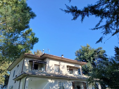 Foto Casa indipendente a Montecosaro Borgo Stazione con 7 locali in vendita